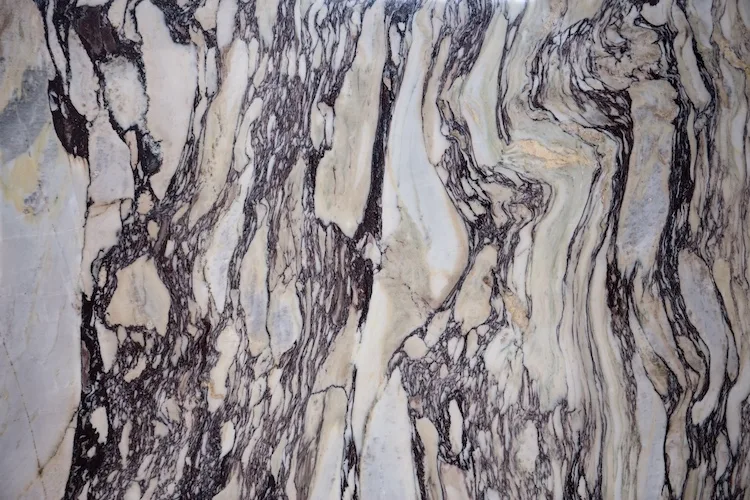 Marmo calacatta: di che materiale si tratta, quanto costa e che differenza c’è con il Carrara?