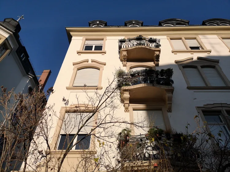Sì alle locazioni brevi in condominio se il regolamento vieta solo le attività di affittacamere e B&B