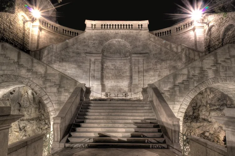 Storia e curiosità sulla Scalinata dei Giganti, simbolo di Trieste