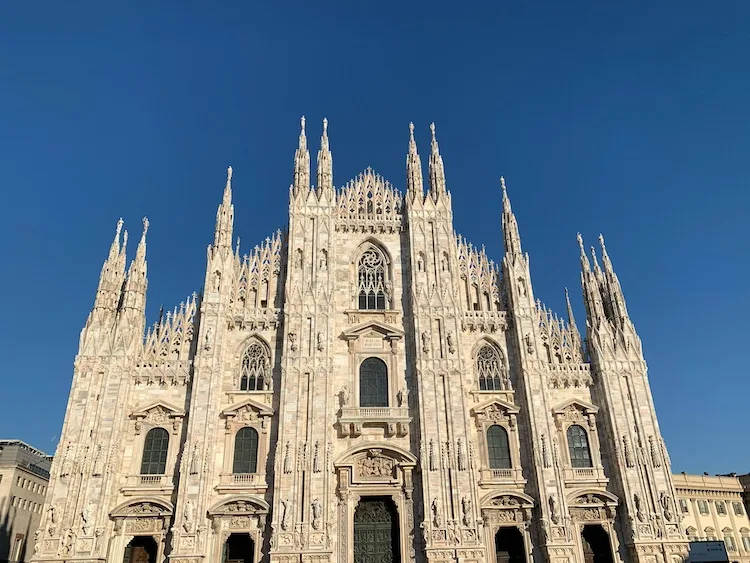 Anche Milano ha il suo Gobbo di Notre Dame: la storia dell’eremita sul Duomo