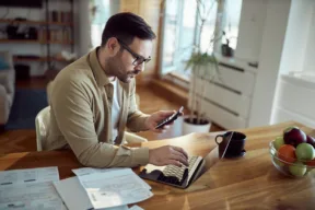 una persona fa i calcoli al computer