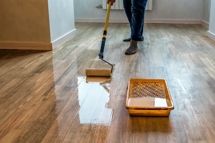 Come verniciare i pavimenti e dare un nuovo aspetto alla tua casa