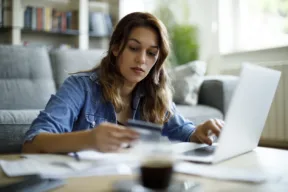 una persona al computer