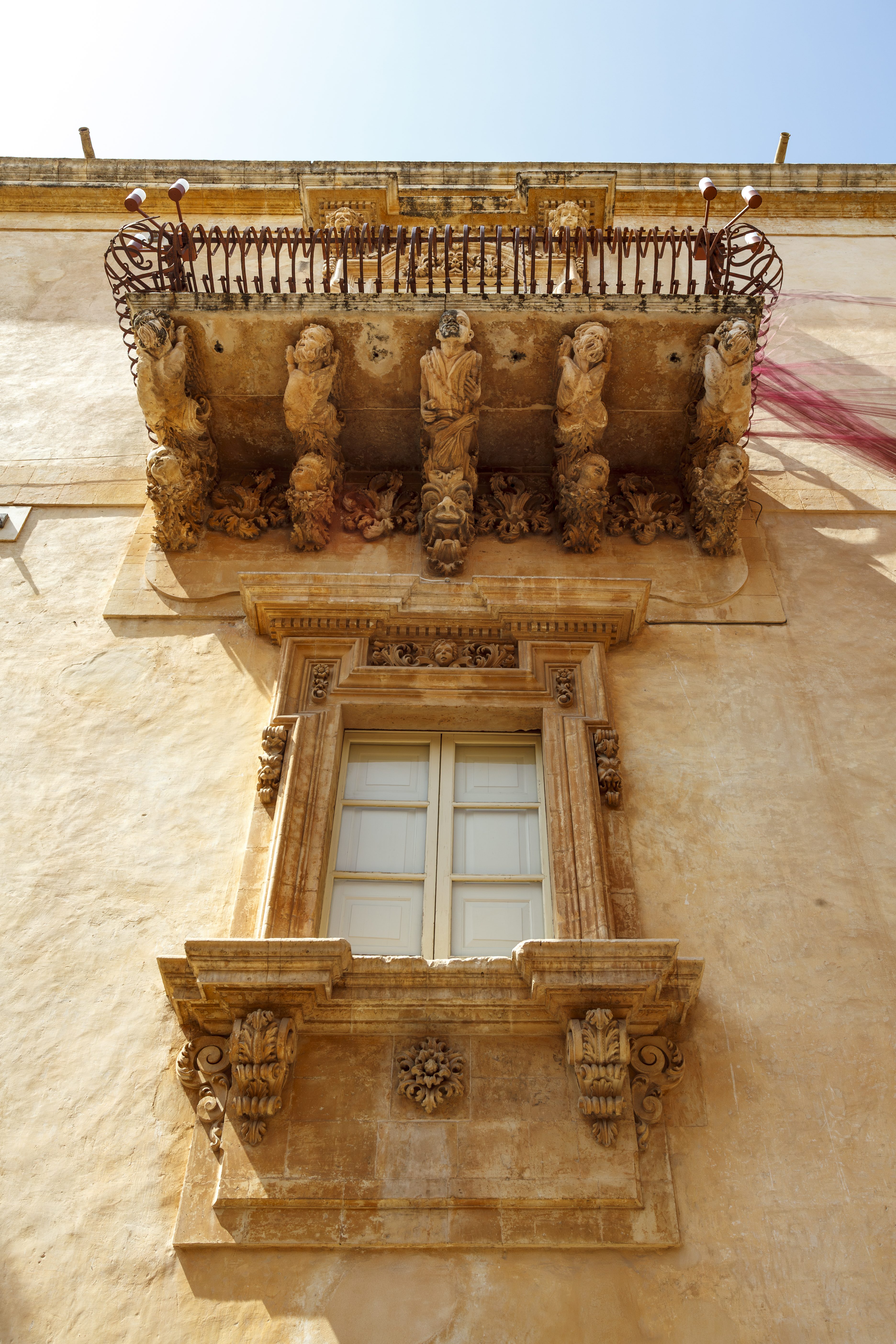 Dettaglio barocco di un balcone a Noto