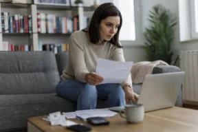 una persona al computer