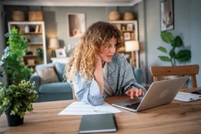 una persona al computer