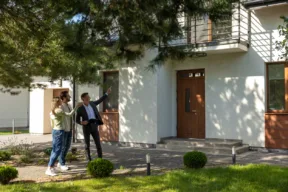 agente immobiliare mostra la casa a due persone