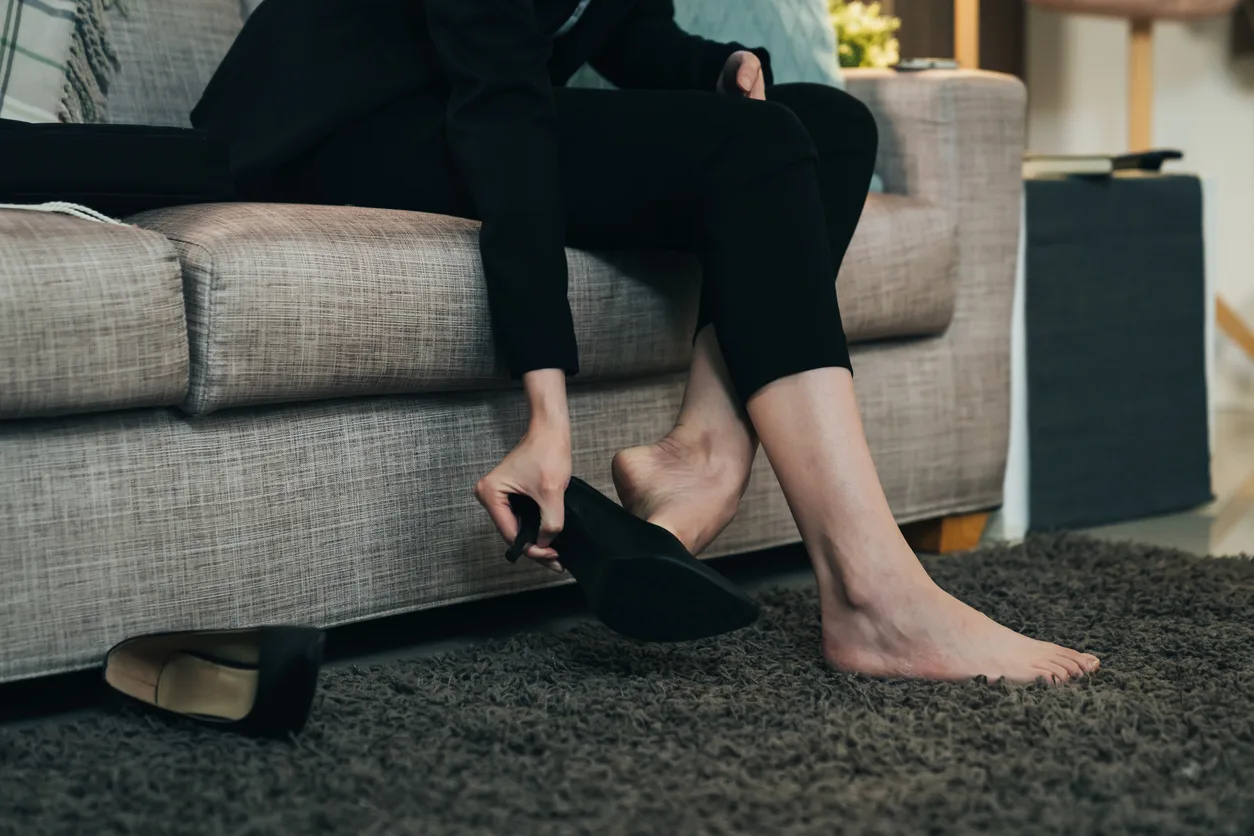 Perché è meglio togliere le scarpe prima di entrare in casa?