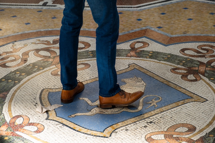 una persona gira sul toro nella Galleria Vittorio Emanuele di Milano