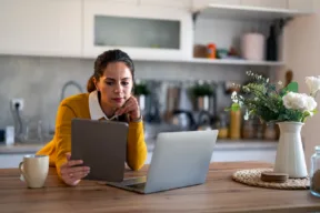 una persona al computer