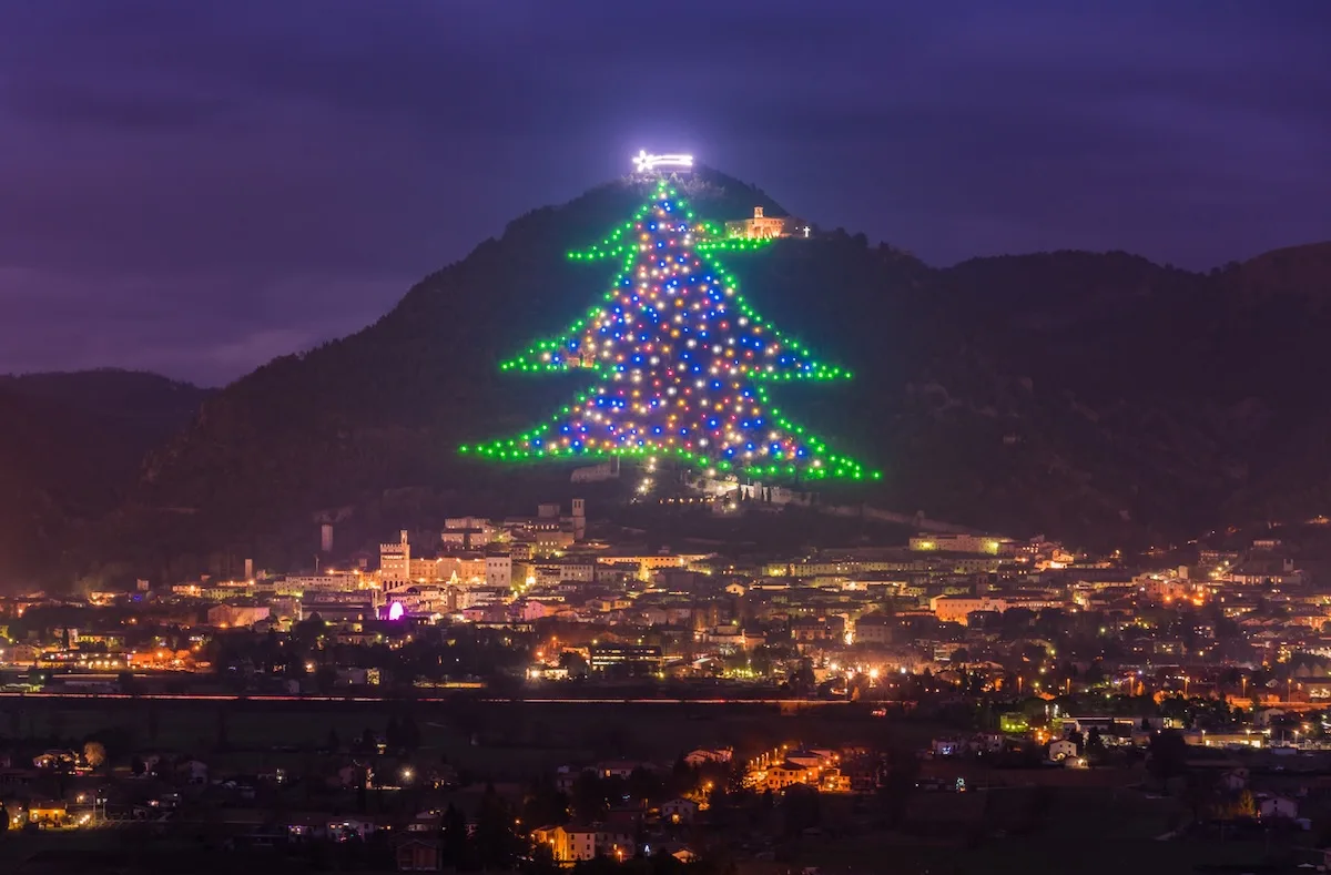 luci che formano albero di natale