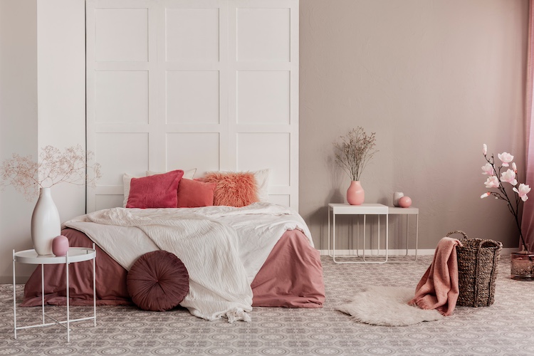 letto con dettagli in color amaranto