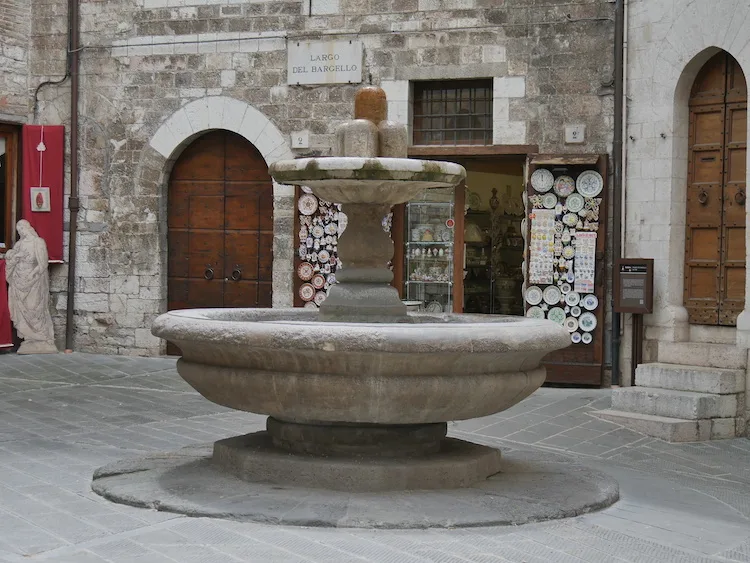 A Gubbio c’è una fontana dove si può ottenere la “patente da matto”