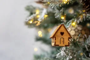 casa in miniatura e albero di Natale