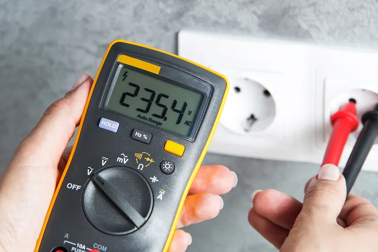 Come usare il tester per vedere se passa corrente 12v?