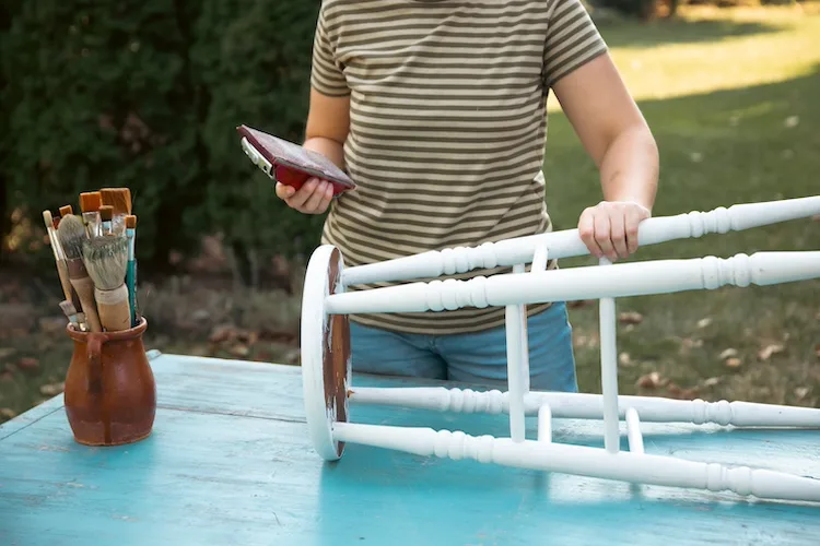 Come verniciare un mobile da marrone a bianco (anche senza carteggiare)