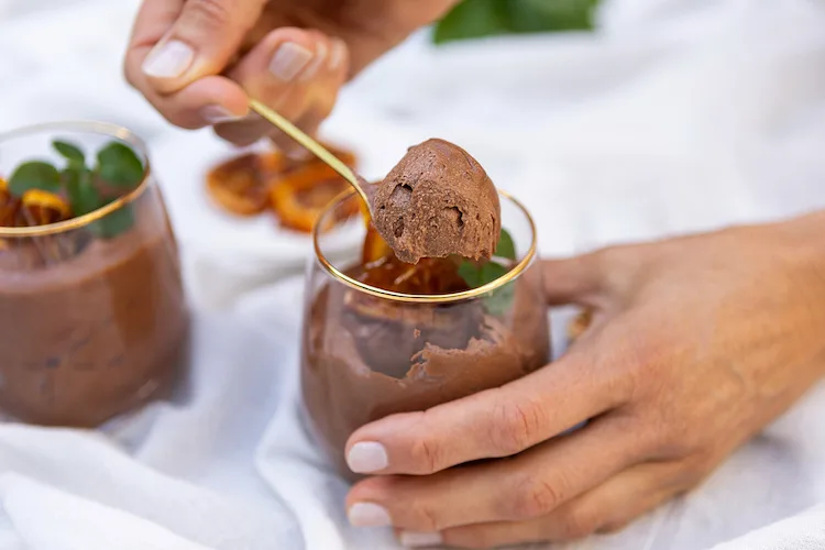 Il Pantone dell’anno 2025 è il marrone Mocha Mousse