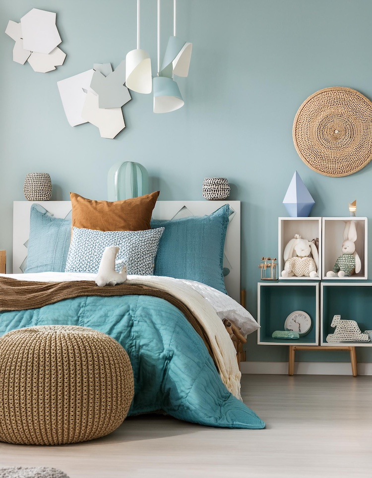 camera da letto dei bambini con accessori color kaki
