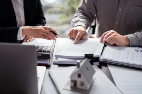 persone con documenti sulla casa