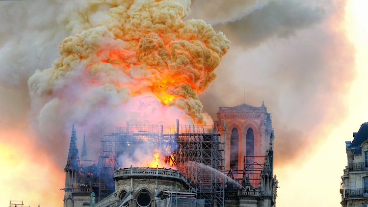 Notre-Dame incendiata