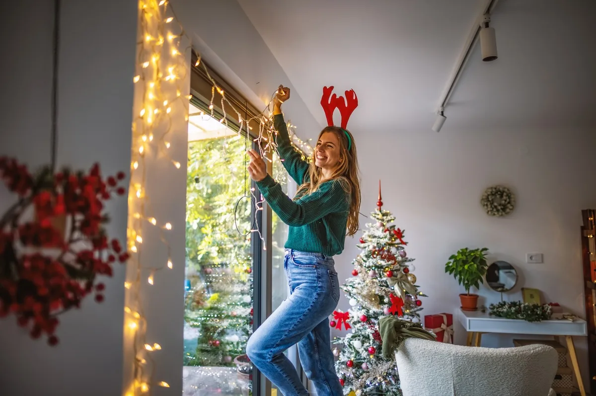 ragazza toglie luci di natale