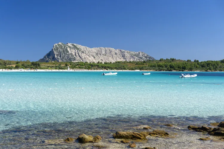 10 curiosità sulla Sardegna, tra spiagge, nuraghi e Mamuthones