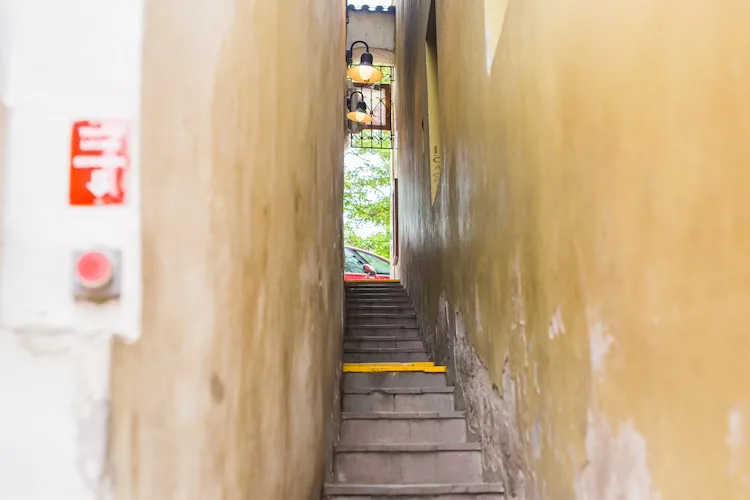 A Praga c’è una strada così stretta che serve un semaforo per percorrerla