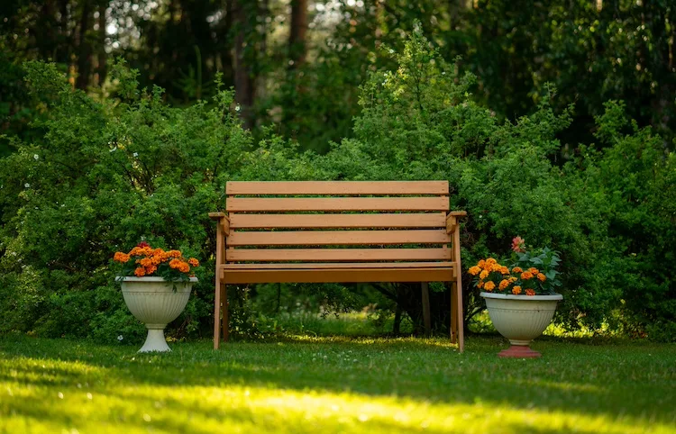 Come costruire una panchina di legno fai da te per il tuo giardino o terrazzo
