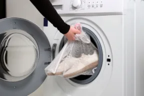 Si possono lavare le scarpe in lavatrice e c'è il rischio di rovinarle? Ecco come fare