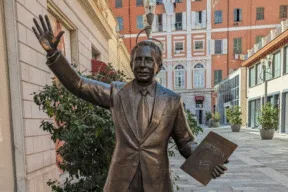 Statua di Mike Bongiorno a Sanremo