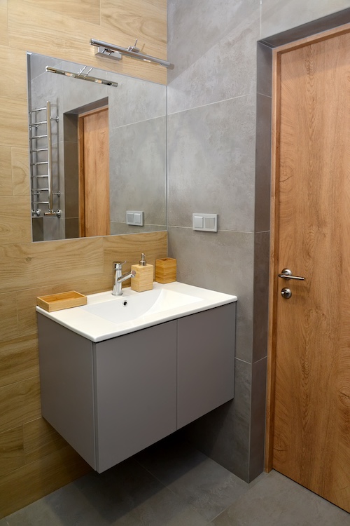 grigio e marrone in bagno