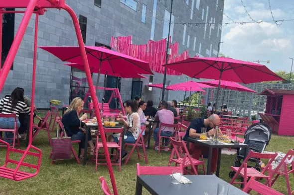 A completely pink venue in Milan: the Kindergarten