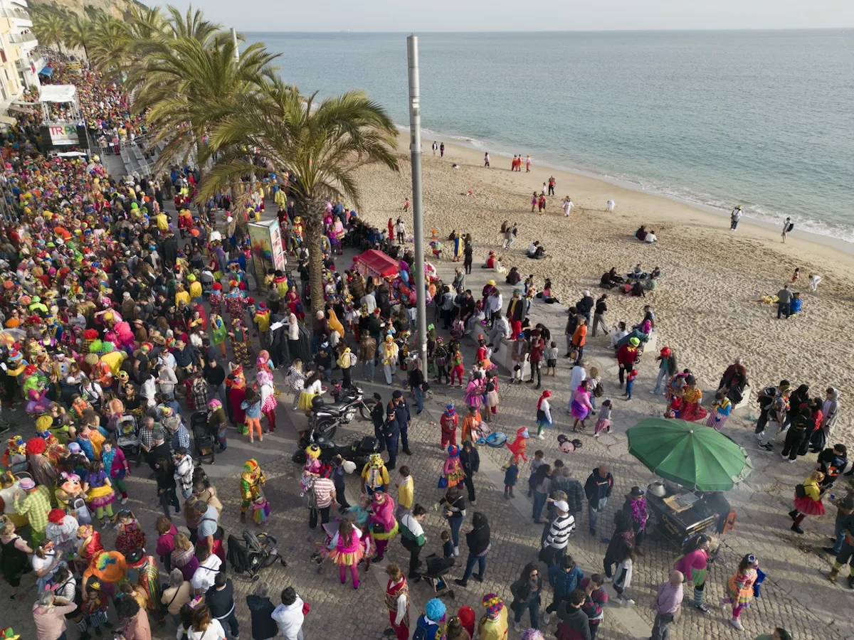 persone durante il Carnevale di Sesimbra