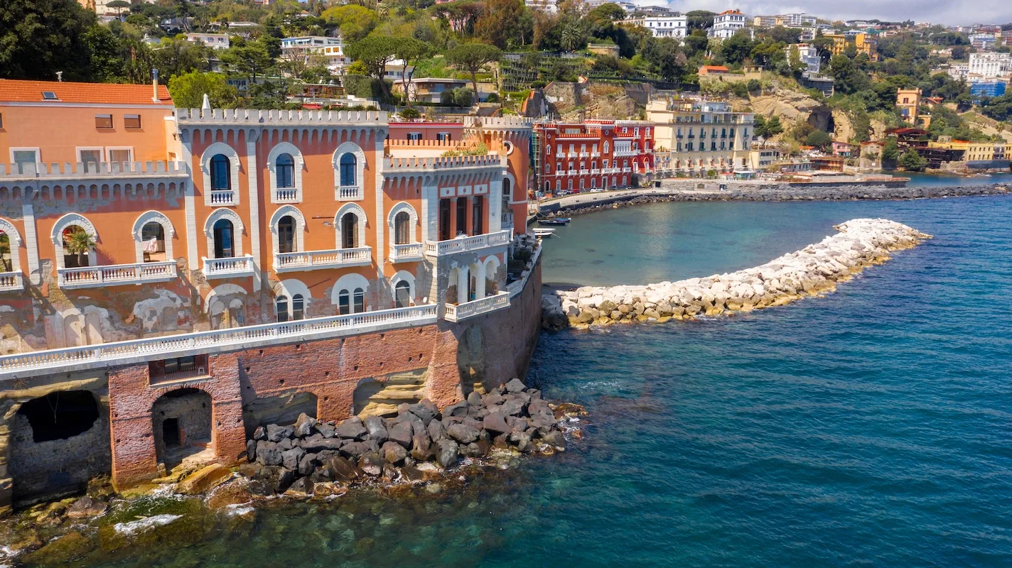 Dove è girato “Un posto al sole”? Le location della celebre soap italiana