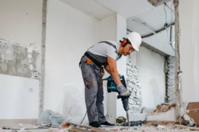 operaio ristruttura appartamento
