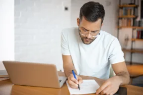 una persona compila un documento