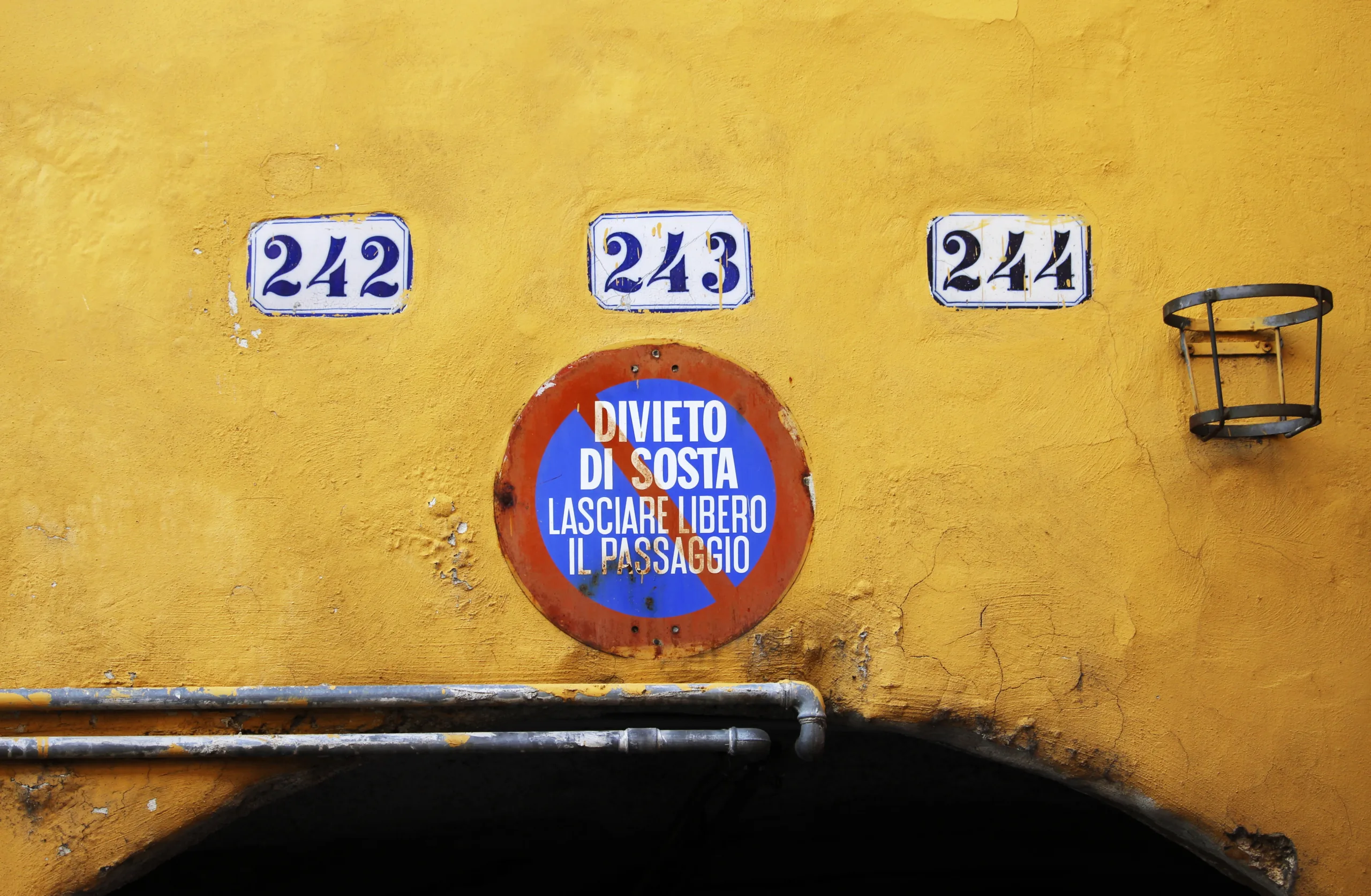 Qual è la differenza tra passo carrabile e divieto di sosta?