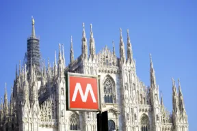 fermata della metro davanti al Duomo di Milano