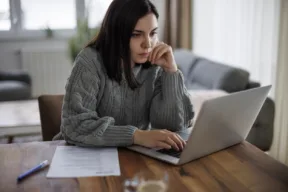 una persona al computer
