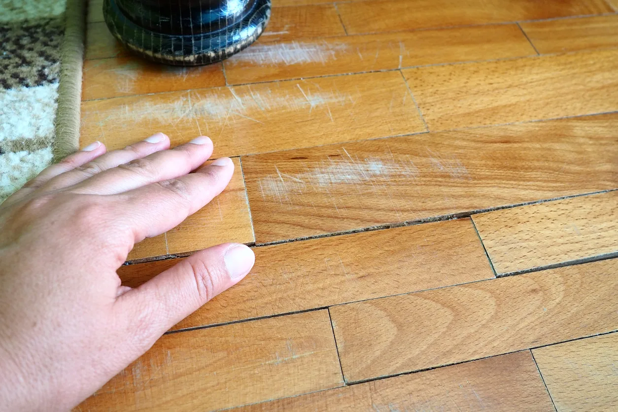 È vero che si possono togliere i graffi dal parquet con una noce?