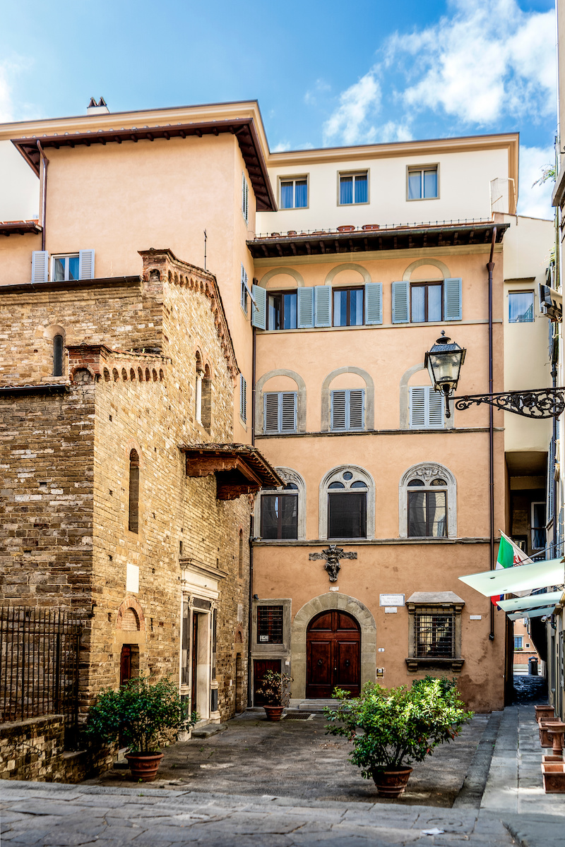 Piazza del Limbo con, a sinistra, la Chiesa dei Santi Apostoli