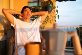 persona prende il sole sul balcone