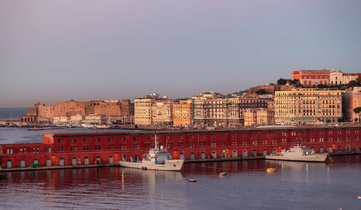 "Mare Fuori": dove è stata girata la celebre serie italiana? marina militare