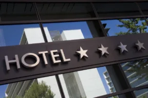 Come vengono assegnate le stelle agli hotel e agli alberghi?