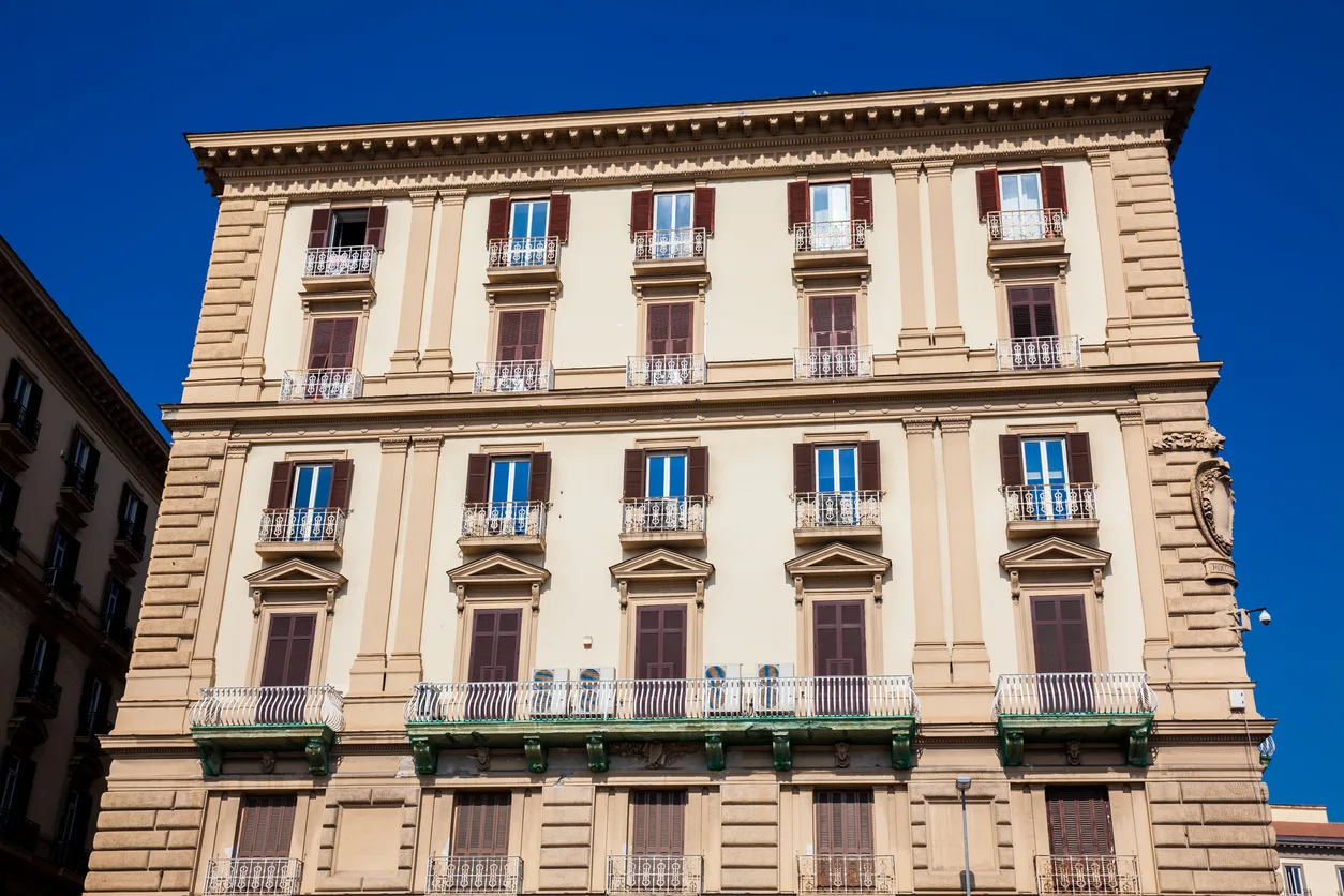 Compravendita immobiliare e delibera condominiale: quando le spese straordinarie spettano al nuovo proprietario