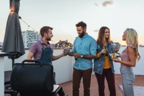 persone sul terrazzo durante un barbecue