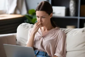 una persona al computer