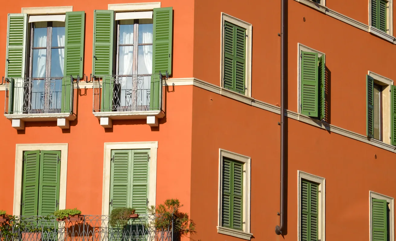 Gli infissi del condominio devono essere tutti dello stesso colore?