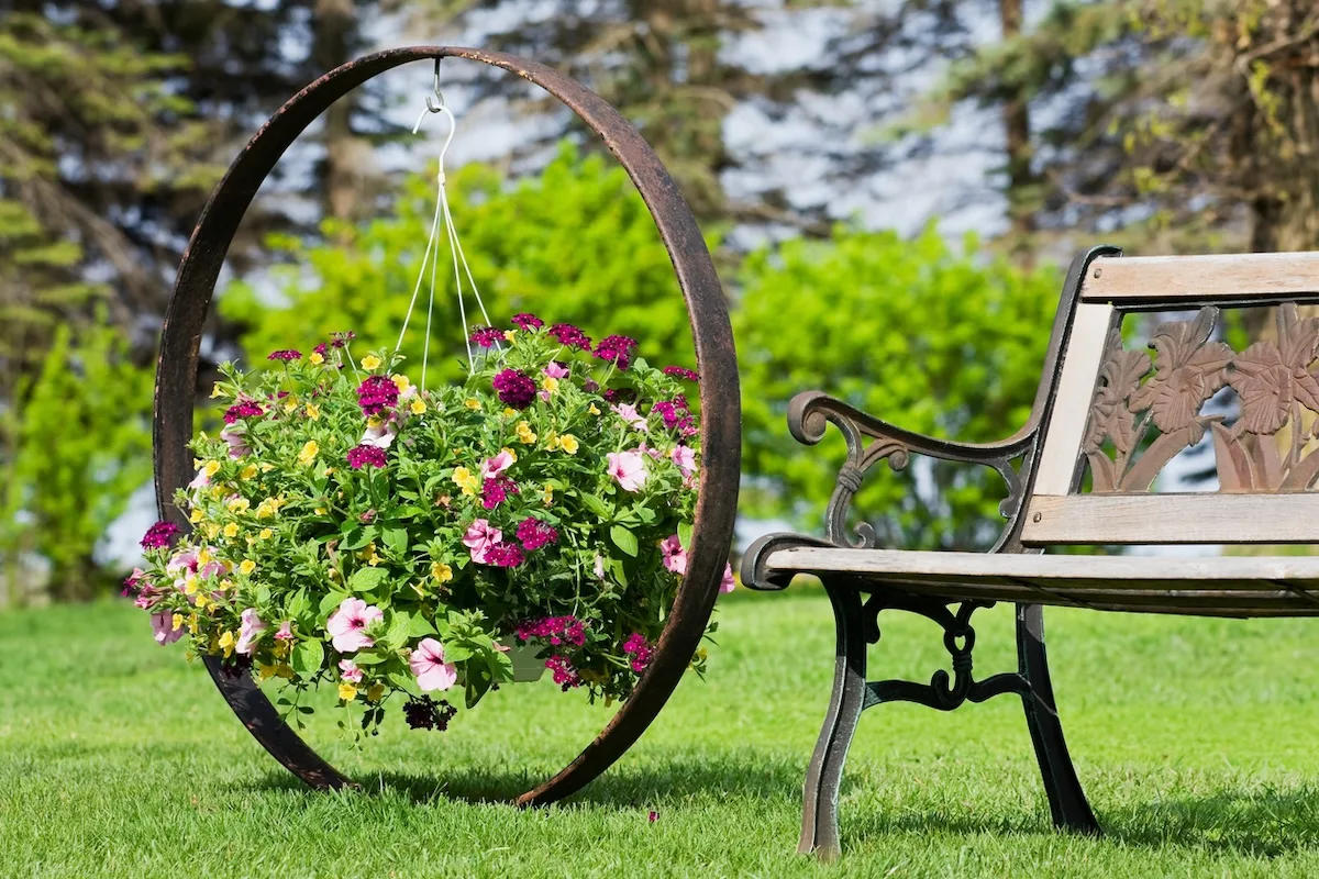 fioriera in giardino jpg