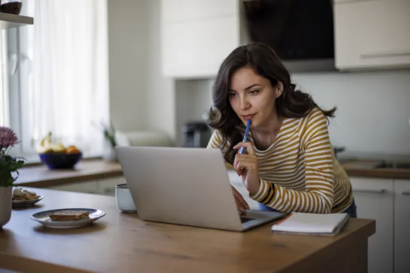 una persona al computer